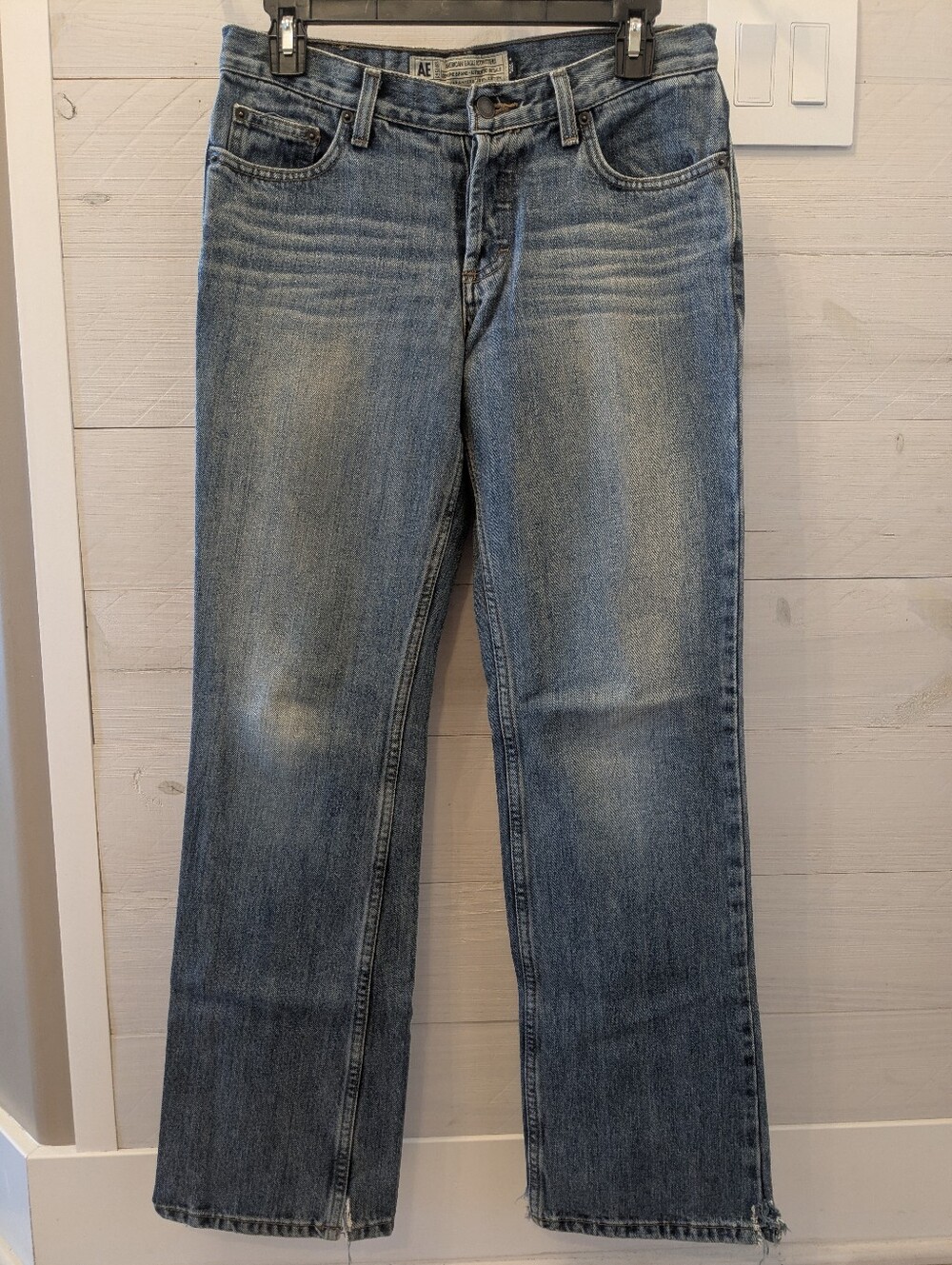 🦅 American Eagle Outfitters Women’s Faded Blue Straight-Leg Jeans; Size: 4